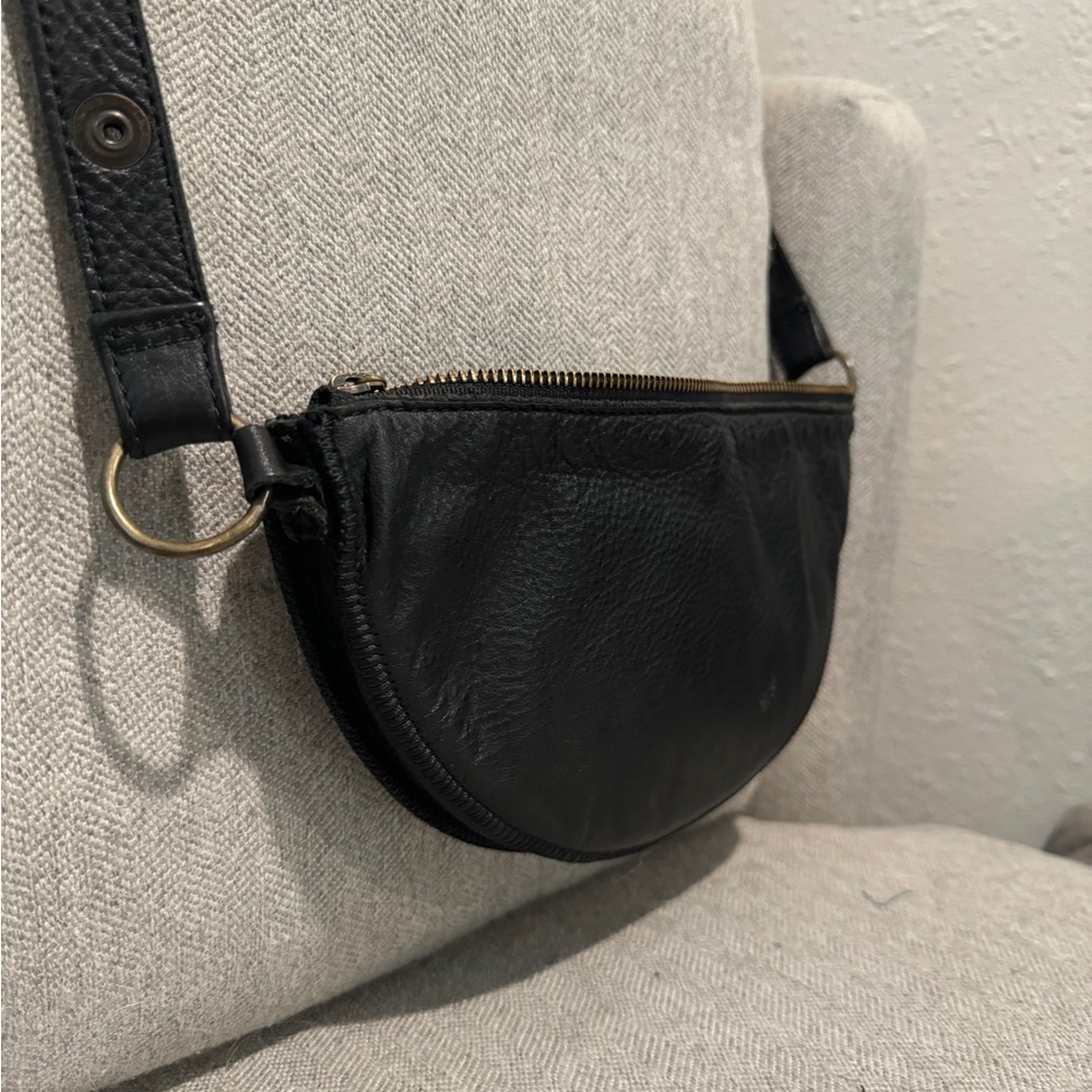 Lyons leather co - original “bee” cross body adjustable fanny